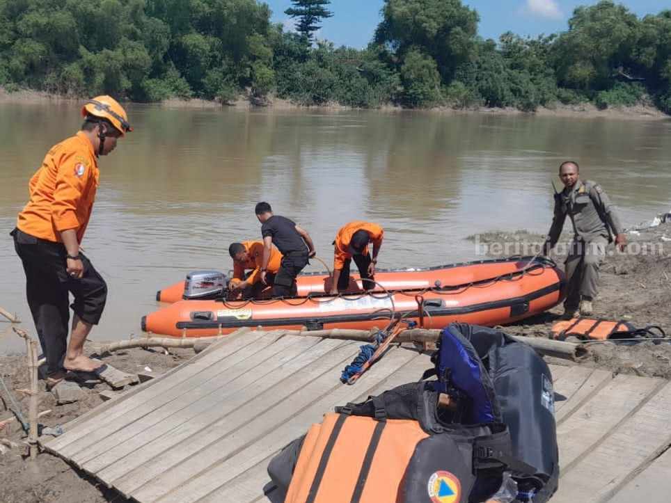 Bocah 3 Tahun Tercebur di Penyeberangan Sungai Bengawan Solo Bojonegoro