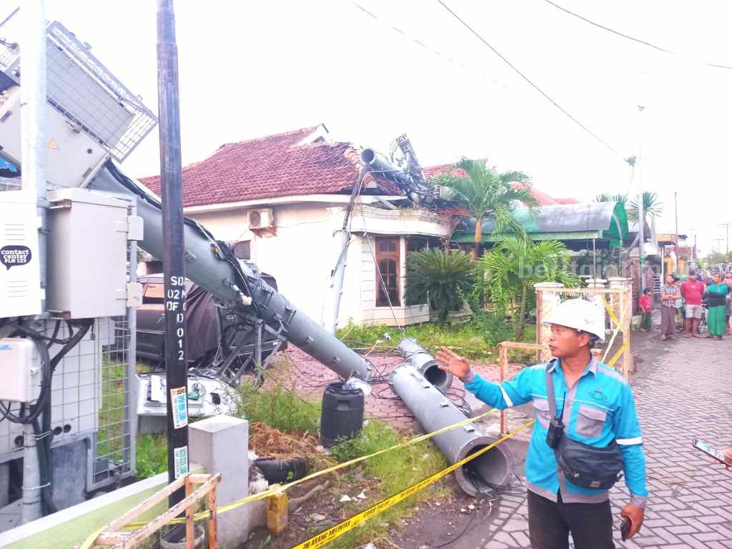 Belasan Rumah di Porong Sidoarjo Terhempas Angin Kencang Tower BTS ambruk