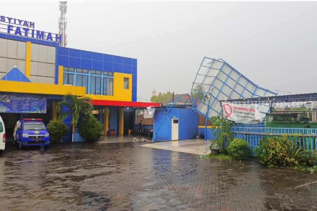 Rumah dan Warung di Tulangan Rusak Akibat Angin Kencang