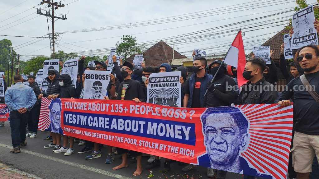 Aremania Segel Kantor Arema FC, Puncak Kekecewaan Atas Tragedi Kanjuruhan arema fc