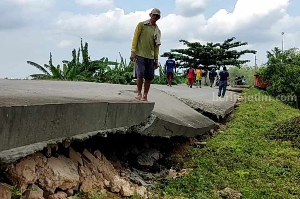 Jalan Poros Antar Desa di Lamongan Ambles 1 Meter, Arus Lalulintas Warga Terganggu