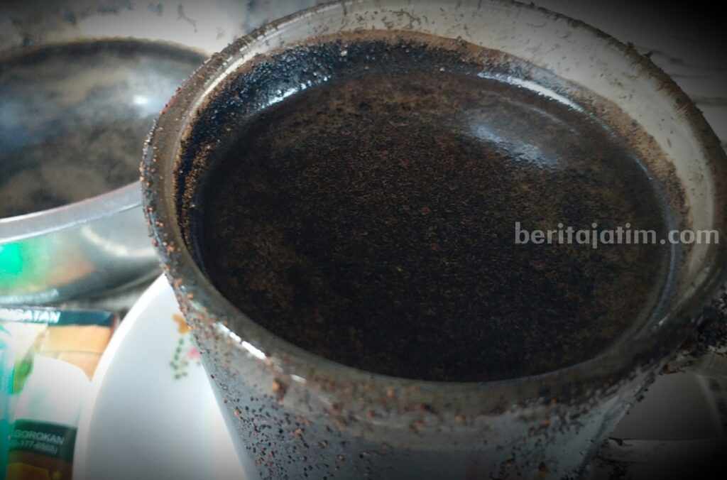 Kopi Warung Mbok Mik, Ampasnya Atas Bawah, Tengahnya Nikmat