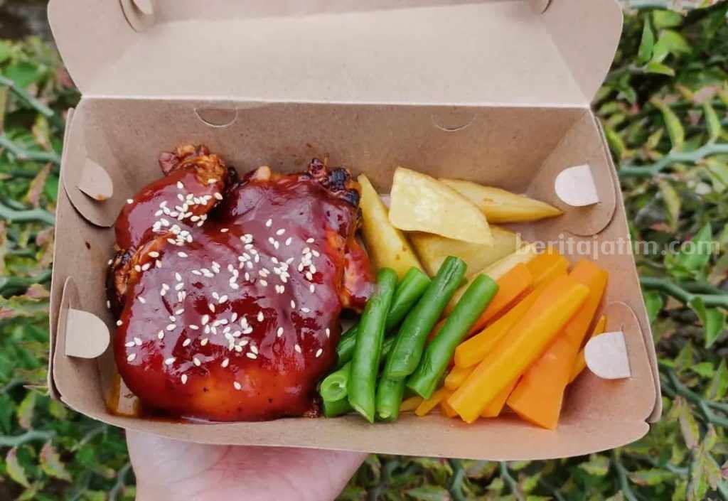 Steak ayam saus barbeku.