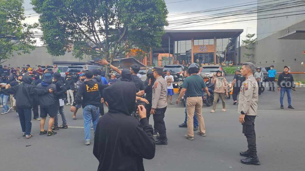 Ratusan Orang Diamankan Polisi Buntut Demo Ricuh di Kantor Arema FC malang
