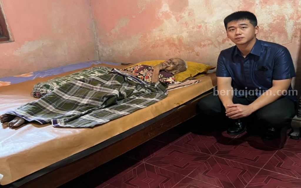 Billy Pengacara Surabaya Beri Bantuan ke Nenek 84 Tahun Asal Sidoarjo