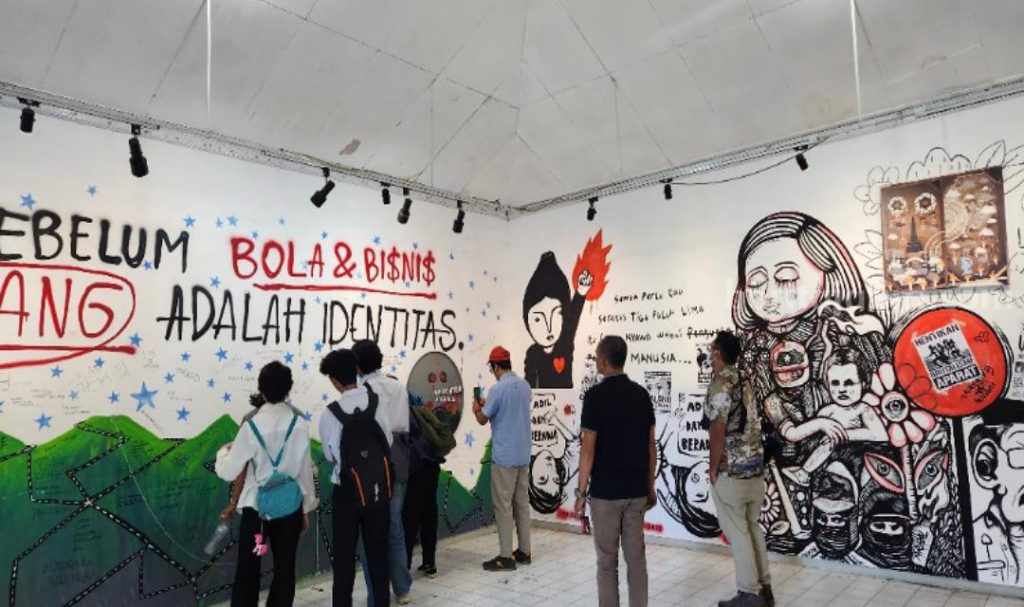 Tulisan Warna Merah ‘Bola dan Bisnis’ Hiasi Dewan Kesenian Malang
