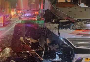 Truk Wing Box Pecah Ban Hingga Tertabrak Bus Eka di Muneng Madiun, 1 Orang Meninggal, 2 Terluka