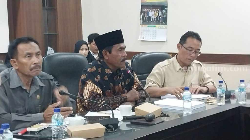 Dari kiri ke kanan pimpunan Komisi D DPRD Jember Abdul Azis (wakil ketua), Hafidi (ketua), Ardi Pujo Prabowo.