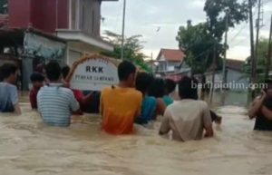 Romli Meninggal Tersengat Listrik saat Banjir di Sampang