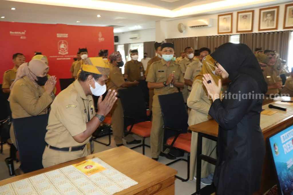 Bupati Banyuwangi Ipuk Fiestiandani Serahkan SK Pengawas Sekolah