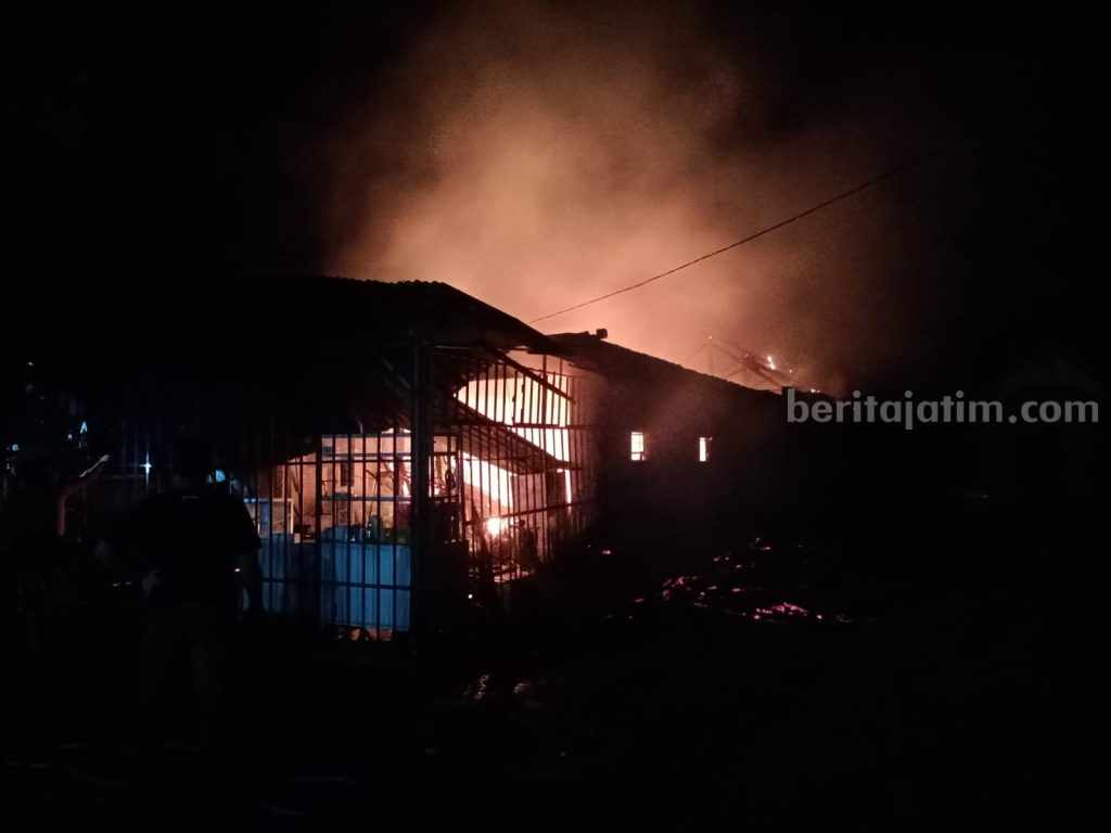 Toko Sembako di Tegaldlimo Banyuwangi Hangus Terbakar