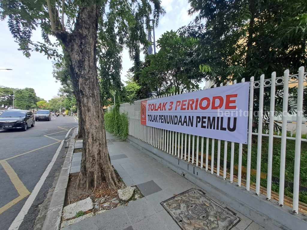 Spanduk Tolak Jokowi 3 Periode dan Tolak Penundaan Pemilu Bertebaran di Surabaya jokowi