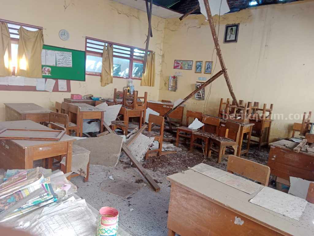 Tak Ada Perbaikan Bertahun-tahun, Atap SDN Kalirejo Bangil Ambrol