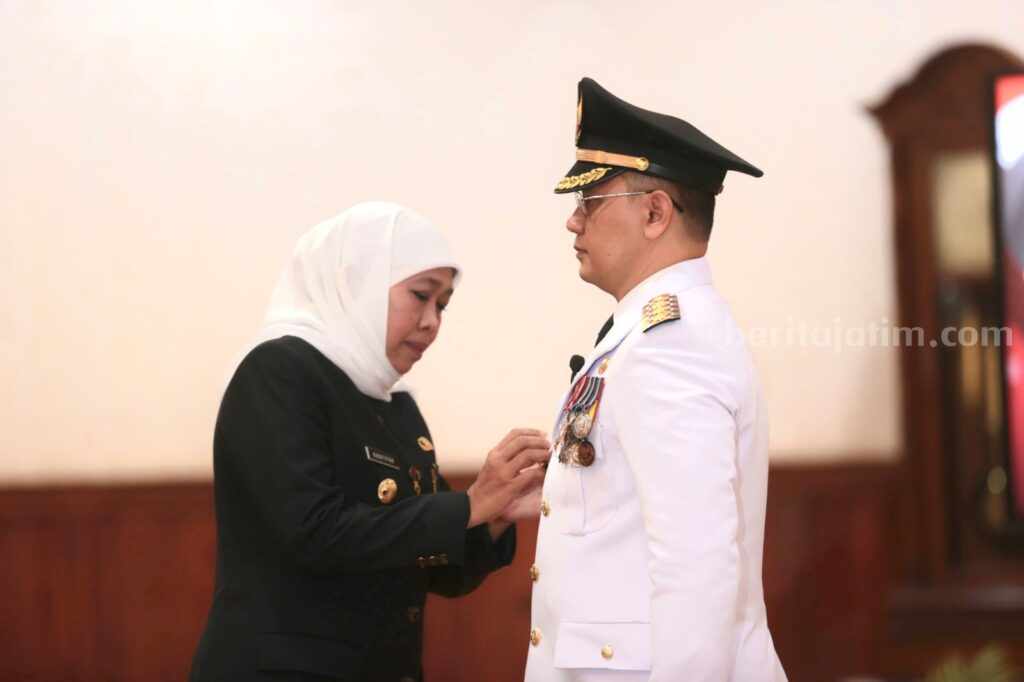 Lantik Aries Agung Paewai Pj Wali Kota Batu, Ini Pesan Gubernur Khofifah