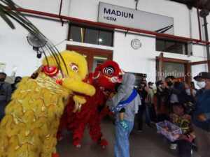 Ada Barongsai Sambut Penumpang Kereta Api di Stasiun Madiun Sembari Bagi Angpao