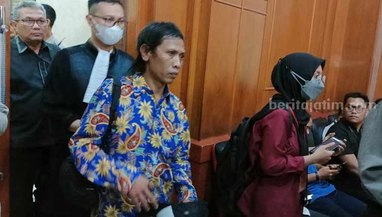 Orangtua Korban Tragedi Kanjuruhan Menangis di Ruang Sidang tragedi kanjuruhan
