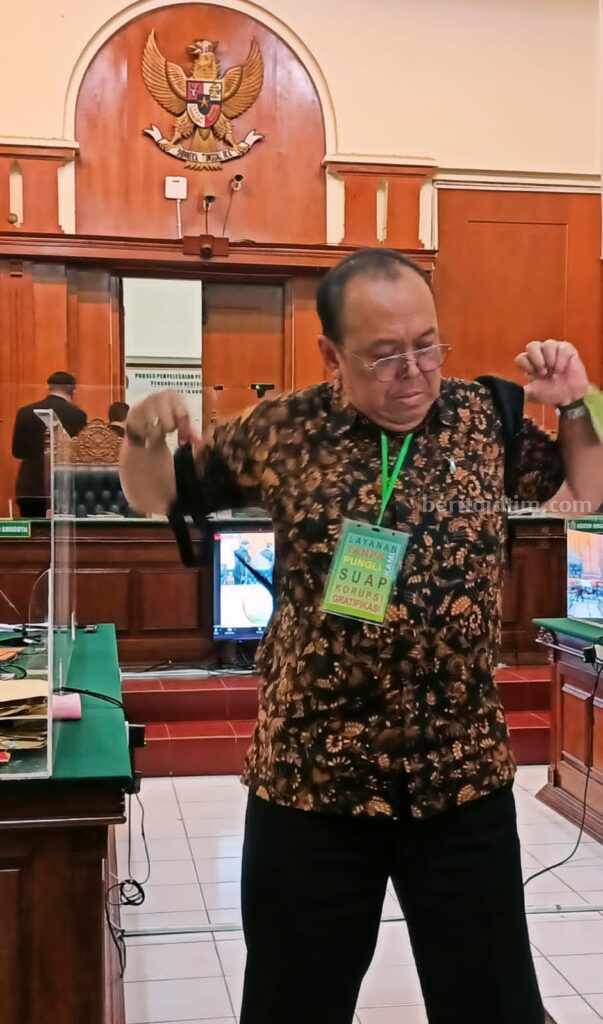 Jadi Saksi Sidang Tragedi Kanjuruhan, Eks Dirut LIB Banyak Jawab Tidak Tahu Mantan Dirut PT LIB saat memberikan kesaksian sidang kanjuruhan