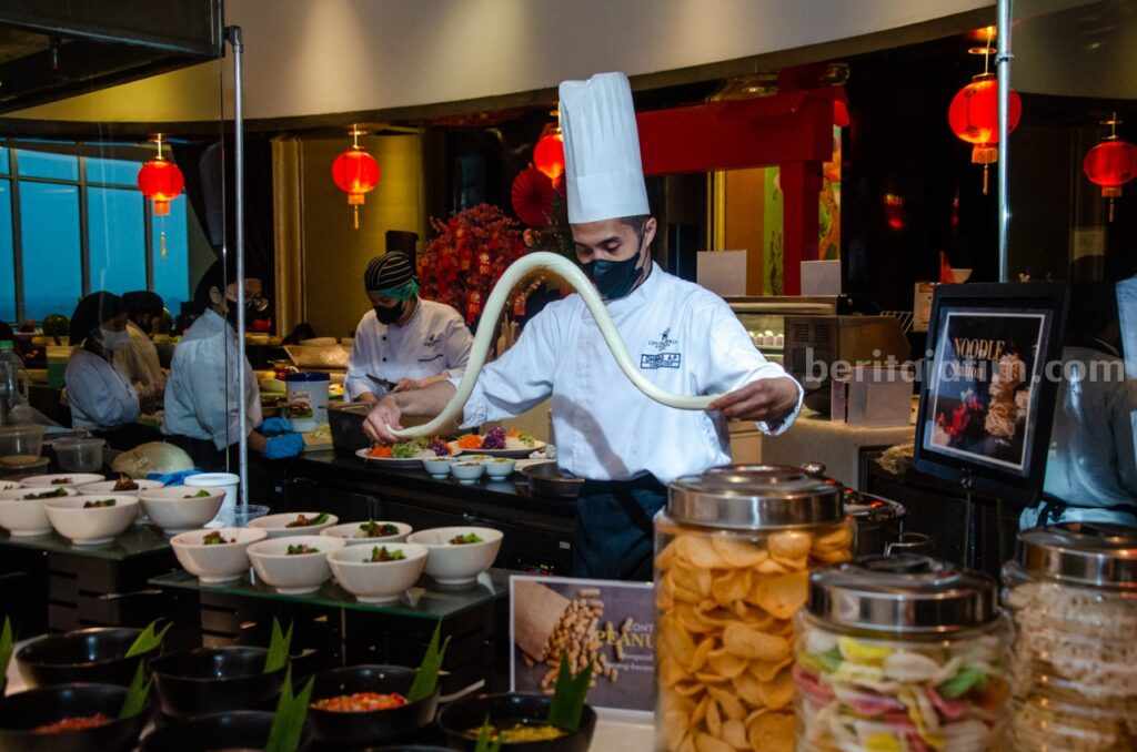 Meriahkan Imlek, Hotel Ciputra World Surabaya Sajikan Aneka Menu Spesial atraksi mi tarik