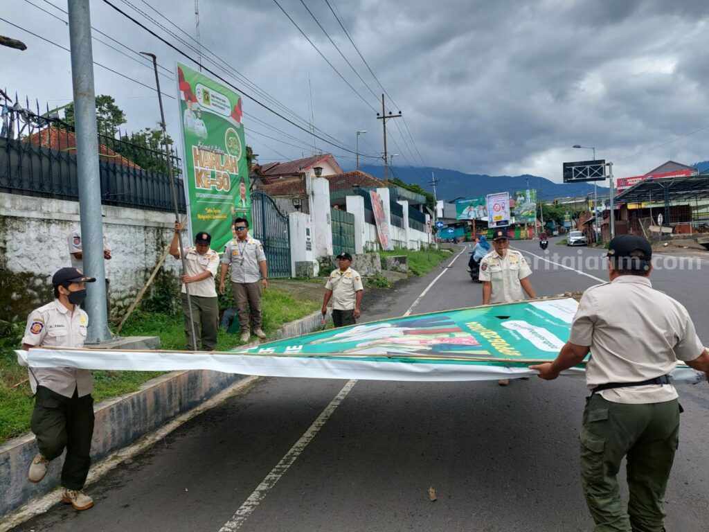 Satpol PP Kabupaten Mojokerto Tertibkan Puluhan Reklame