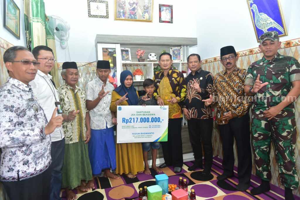 Bupati Lamongan Serahkan Santunan BPJS Ahli Waris Korban Laka Laut Rp 217 Juta