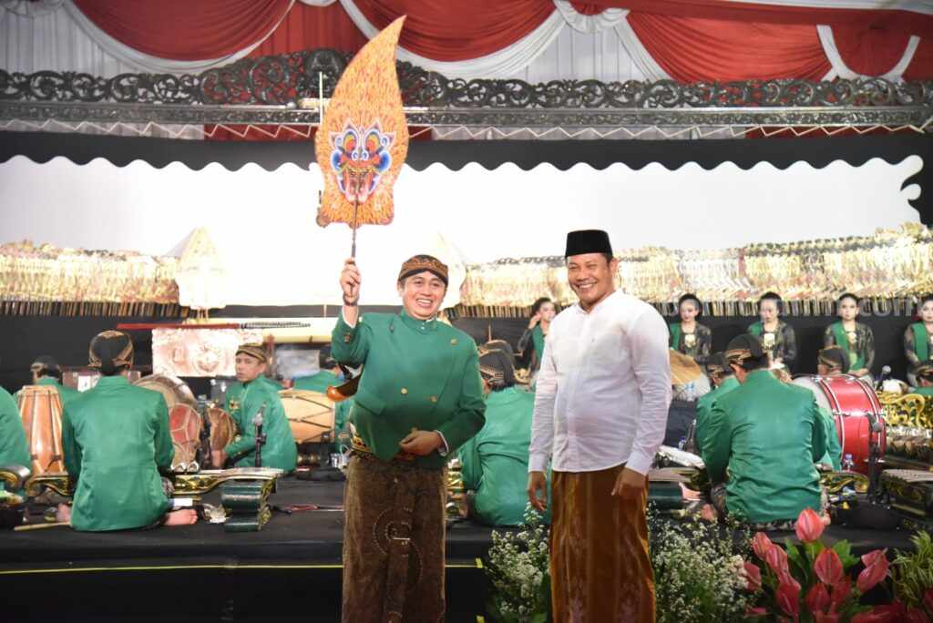 Kaum Milenial Sidoarjo Gandrung Wayang Kulit