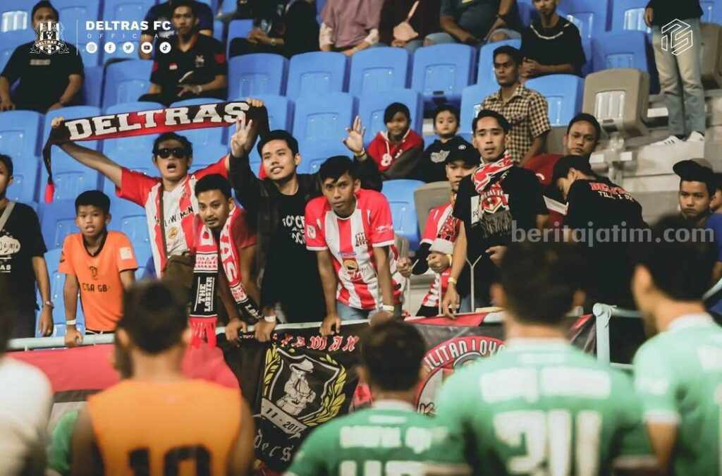 Suporter Deltras FC saat disapa para pemain usai pertandingan 