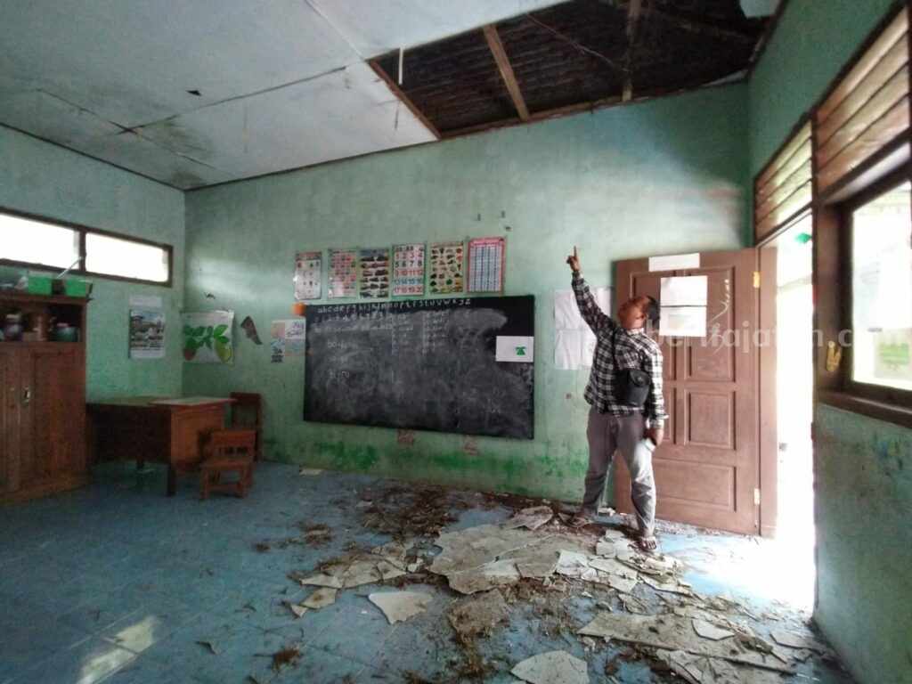 Kondisi ruang kelas A TK Inayatus Shobiyin setelah atap plafon ambruk.
