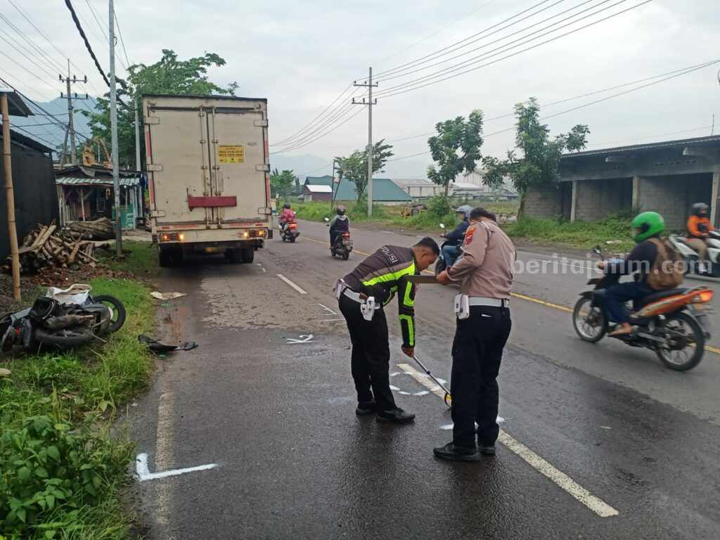 Anggota Unit Laka Satlantas Polres Mojokerto melakukan olah TKP dimana ada korban tewas kecelakaan. [Foto : ist]