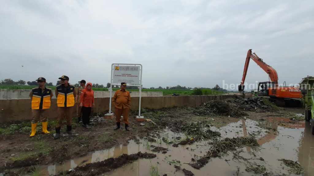 Bupati Mojokerto, Ikfina Fahmawati saat sidak banjir di Desa Tempuran, Kecamatan Sooko, Kabupaten Mojokerto.