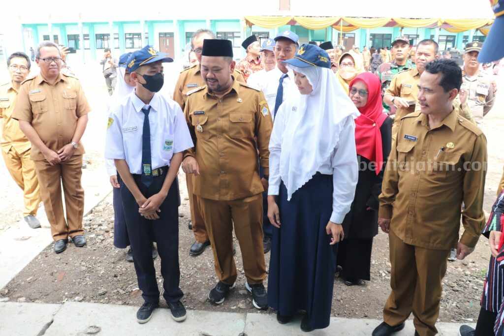 Bupati Gresik Fandi Akhmad Yani saat meresmikan gedung baru SMPN 34 Gresik