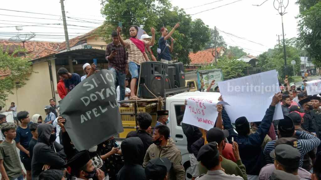 Aksi massa di kantor KPUD Sampang terkait rekrutmen ad hoc (Foto: Zamachsari/beritajatim.com).