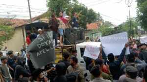 Ratusan Massa Demo Kantor KPUD Sampang Aksi massa di kantor KPUD Sampang terkait rekrutmen ad hoc (Foto: Zamachsari/beritajatim.com).