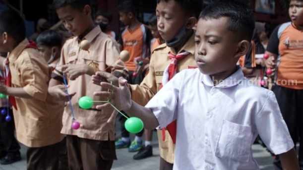 Permainan Lato-lato Jadi Pembelajaran Kreatif di Dinas P&K Kota Mojokerto lato lato