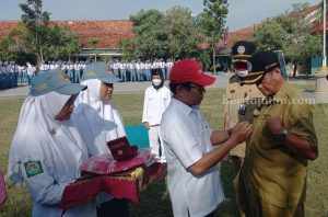 UDD PMI Pamekasan Sematkan Pin 75 Donor di SMA Negeri 2