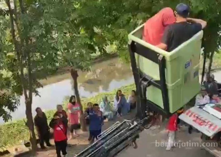 Imbas Tangga Keropos, Ibu Hamil di Gresik Diturunkan Pakai Skywalker