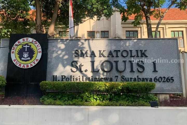 Potret SMA Katolik St. Louis 1, salah satu sekolah terbaik di Jatim. (@penakatolik)