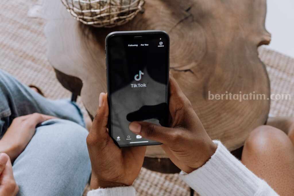 Ilustrasi pengguna aplikasi TikTok (pexels)