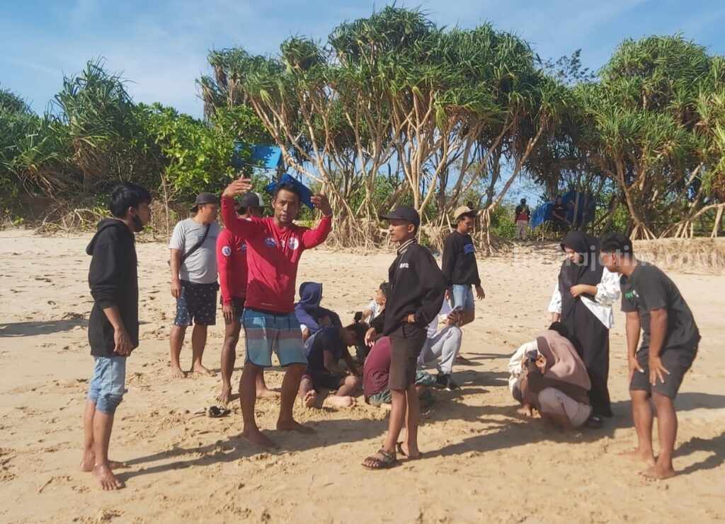 Anak Terseret Ombak Pantai Pulau Merah Banyuwangi