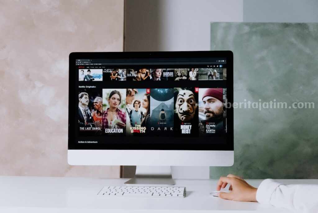 Ilustrasi streaming film di platform penyedia layanan streaming (pexels)