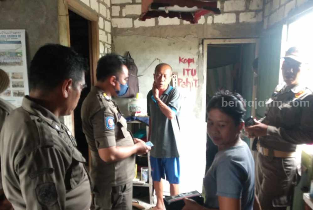 Satpol PP Gresik Temukan Kondom Saat Razia Warkop Remang-Remang