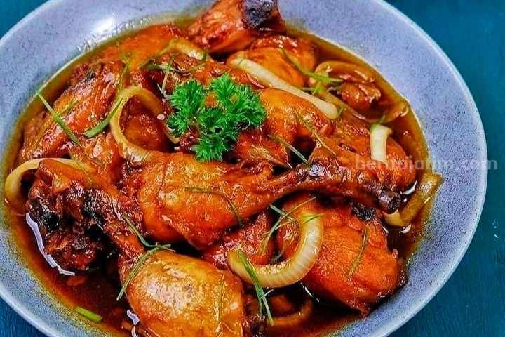 Ayam goreng mentega kecap. (Instagram @andinskitchen)
