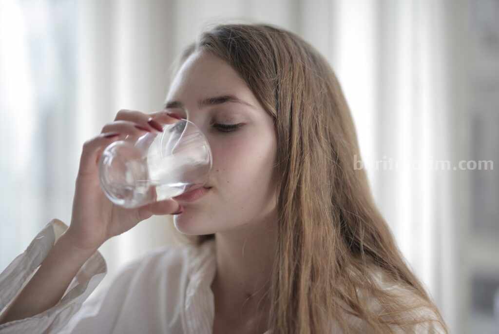 Antisipasi Dehidrasi Saat Puasa, Ini Tips Ampuh Ilustrasi minum air yang ideal. (Pexels)