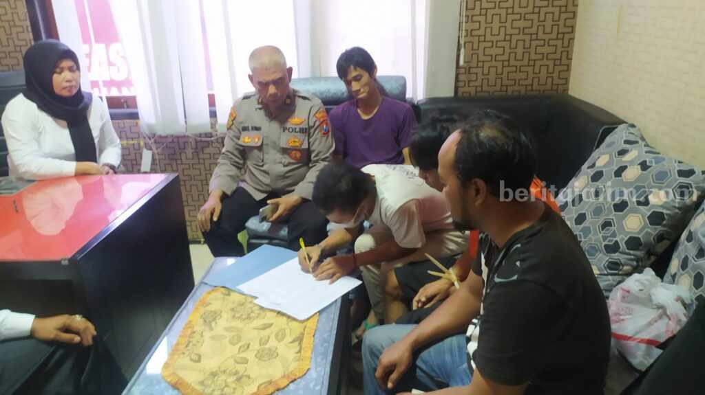 Tahanan Kasus Penggelapan Menikah di Polres Pasuruan Keluarga pelaku saat menandatangani berkas pernikahan di hadapan polisi dan penghulu dari KUA Bangil.