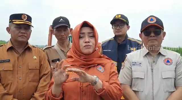 Bupati Mojokerto, Ikfina Fahmawati usai cek banjir di Desa Tempuran, Kecamatan Sooko, Kabupaten Mojokerto.