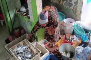 Warga Tionghoa Pasuruan Berburu Kepiting di Pasar Tradisional Kepiting Pasuruan
