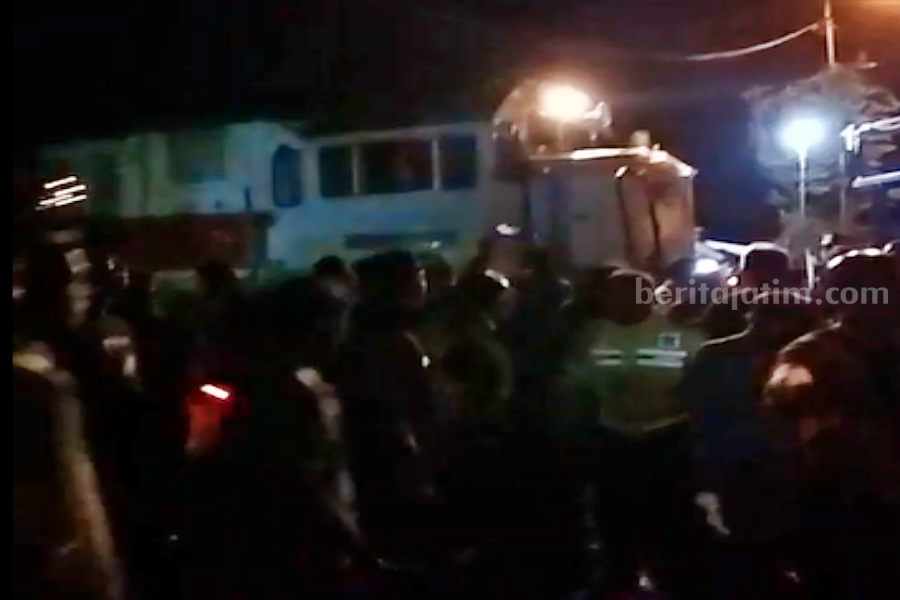 BREAKING NEWS! KA Sancaka Tabrak Truk Tronton Bawa Mobil di Mojokerto