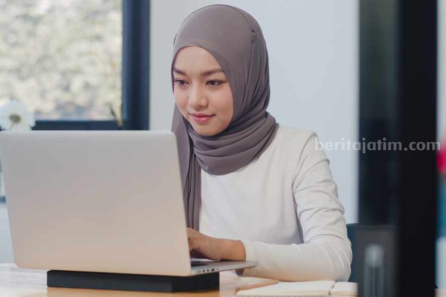 Top 10 SMA Sederajat di Jatim, Ada Dari Kediri Hingga Jombang Ilustrasi perempuan siswa SMA. (Sumber foto: Freepik)