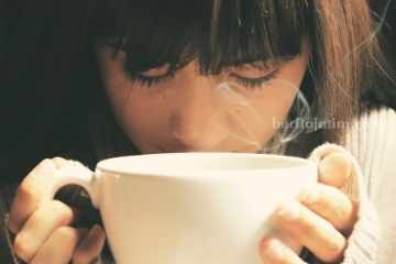 Ilustrasi minum kopi (sumber: pexels)
