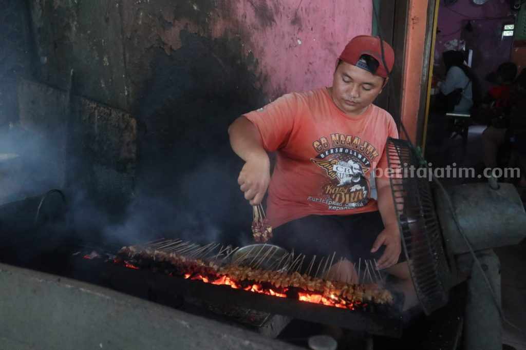 Mencicipi Sate Kambing Bu Romlah Kediri: Hanya Rp 11 Ribu
