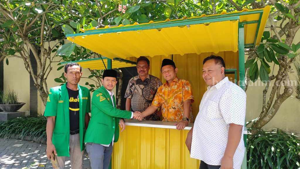 Sarmuji saat menyerahkan lapak bantuan